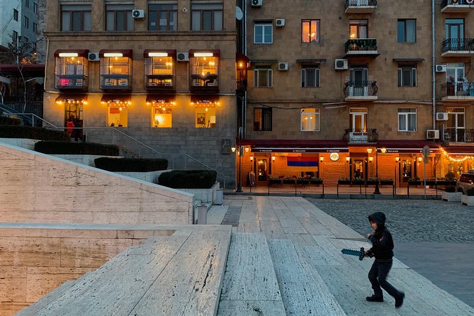 Budget walking tour in Yerevan (Yerevan city tour) - Northern Avenue: street artists and real city rhythm