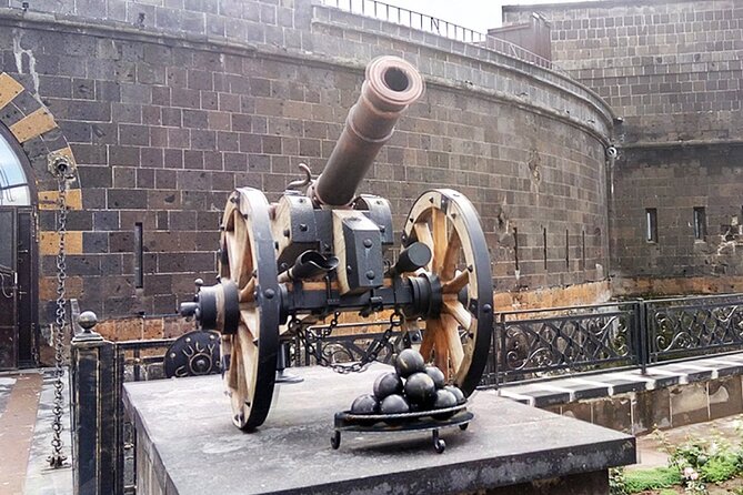 Private tour to Gyumri, Dzitoghtsyan Museum, Black Fortress - Gyumri City Center: Churches, Squares, and the Black Tuff Look